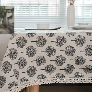 Nappe en coton et lin avec imprimé d'arbres et dentelle blanche dans une salle à manger