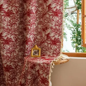 Detailopname van retro gordijnen met franjeband en een tropisch papegaaienpatroon