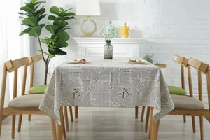 Detail van katoen linnen tafelkleed met vintage krantenprint voor de moderne eetkamer