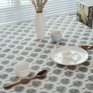Gros plan sur une nappe en coton et lin avec motif d'arbre minimaliste pour table à manger