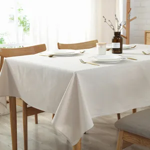 Minimalistische rechteckige beige Tischdecke aus Baumwollleinen mit natürlichem Fall im Esszimmer