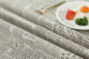 Macro detail van katoen-linnen tafelkleed met vintage krantenprint voor de eettafel