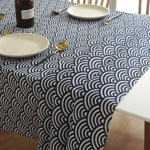 Detalle de patrón de ondas japonesas en mantel de algodón y lino con mesa montada