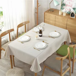 Detailansicht der minimalistischen beige Leinentischdecke auf einem Holztisch