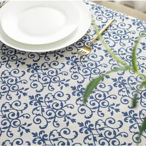 Nappe en coton et lin avec motif floral bleu vintage et décor de table élégant raffiné