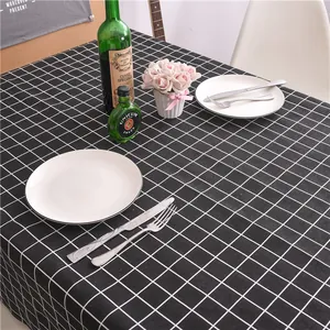 Detail van minimalistisch zwart-wit geruit tafelkleed met een elegante tafelsetting