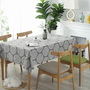 Grijs vintage katoen linnen tafelkleed met wit mandala-patroon op houten eettafel