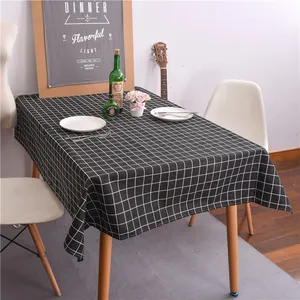 Close-up van zwart-wit geblokt linnen tafelkleed met zware stoffen drapering detail