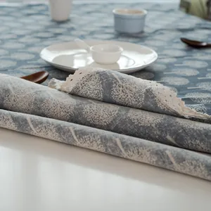 Nappe en coton et lin bleu avec imprimés d'arbres et bordure en dentelle élégante