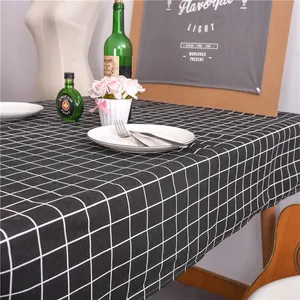 Detailopname van zwart-wit geblokt tafelkleed met focus op de textuur en natuurlijke val