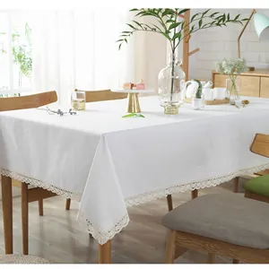 Detailaufnahme der weißen Tischdecke aus Baumwollleinen mit elegantem Spitzenrand