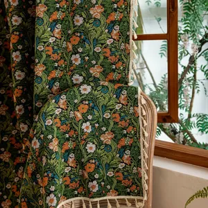 Detailopname van bloemenstof in William Morris-stijl met decoratieve franjes aan de rand