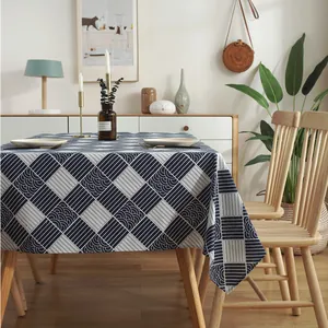Detalle de mantel de algodón y lino con diseño geométrico de olas azules y blancas
