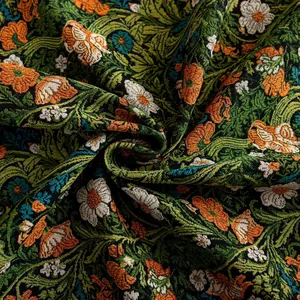 Detailopname van zware jacquardstof met vintage rozenpatronen en rijke textuur