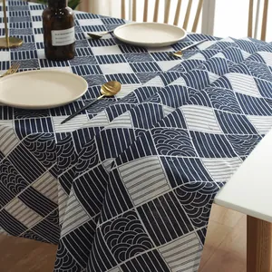 Detalle de patrón geométrico y olas japonesas azul marino en mantel de algodón y lino