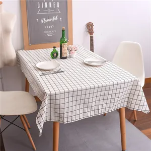 Gezellige eetkamer met een zwart-wit geruit linnen tafelkleed op een rechthoekige tafel
