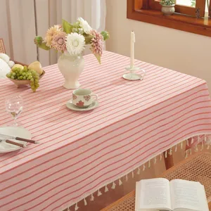 Roze en oranje gestreept tafelkleed van katoen linnen met kwastjes voor de eettafel