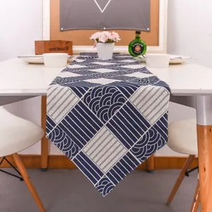 Detalle de camino de mesa japonés con motivos de olas azul marino y formas geométricas