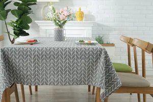 Detailopname van grijs katoenen linnen tafelkleed met wit chevronpatroon