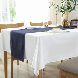 Minimalistische weiße Tischdecke aus Baumwolle mit dunkelblauem Läufer für Dekoration
