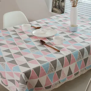 Détail de nappe en coton et lin avec triangles géométriques et bordure en dentelle