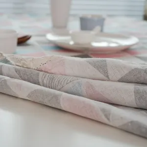Gros plan d'une nappe en coton et lin avec motifs géométriques et bordure en dentelle