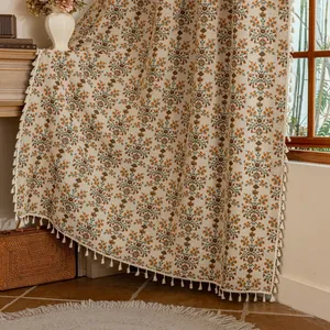 Detailweergave van Amerikaans vintage gordijn met jacquardtextuur en witte franjes