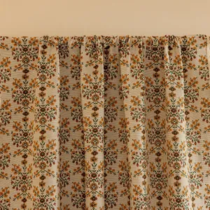 Gedetailleerde textuur van dikke rood-oranje jacquard bloemenstof voor gordijnen