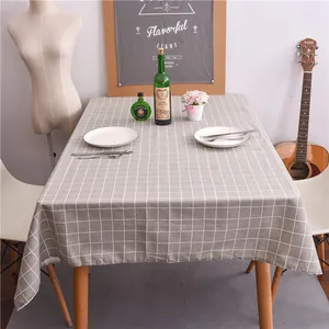 Detail van lichtgrijs geblokt tafelkleed van katoen-linnen voor eettafel decoratie