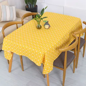 Detail van geel geblokt tafelkleed met geometrisch wit lijnenpatroon in een gezellige huiselijke sfeer