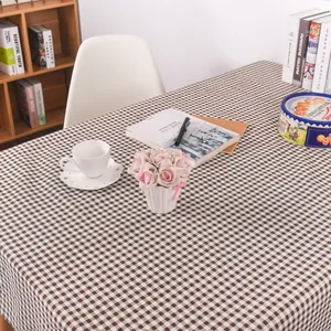 Gedetailleerde textuur van koffie geruit tafelkleed van katoen linnen op houten tafel