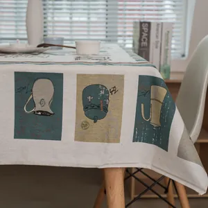 Gros plan sur la nappe en lin mélangé avec imprimés de poterie rétro et texture