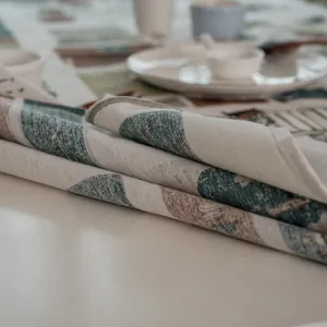 Gros plan d'une nappe en lin épaisse avec des motifs géométriques abstraits