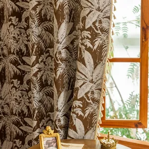 Detail van bohemien gordijn met palmbladprint en decoratieve crèmekleurige kwastjes