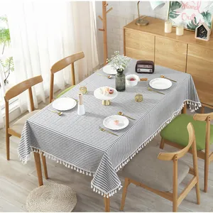Bovenaanzicht van Scandinavisch blauw-wit gestreept tafelkleed met elegante franjes