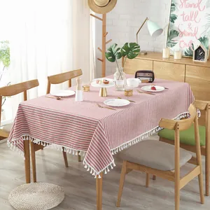 Minimalistisch rood-wit gestreept linnen tafelkleed met witte kwastjes voor de eettafel