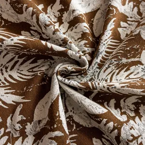Macro-opname van dikke rode jacquardstof met elegante witte bloemmotieven