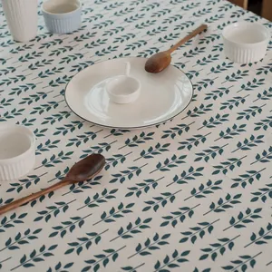 Gros plan détaillé du motif de feuilles bleues sur une nappe en mélange de lin