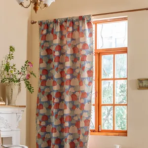 Detail van blauw Boheems gordijn met pompoenpatronen en fijne kwastjes aan de rand
