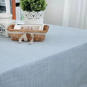 Gros plan d'une nappe bleu clair en coton et lin avec texture tissée décorative