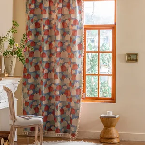 Detail van bohemien gordijn met pompoenprint en witte franjes met kwastjes aan rand