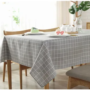 Modern grijs en wit geruit tafelkleed op een houten tafel in een minimalistische stijl