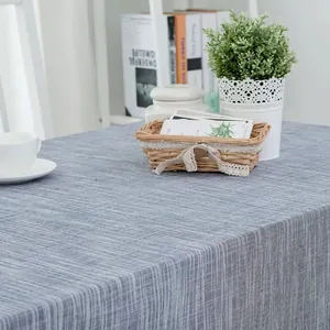 Gros plan sur la nappe en lin bleu avec tasse à café et décor de style nordique