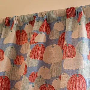 Close-up van vintage jacquard gordijn met herfstpompoenpatronen en zachte textuur