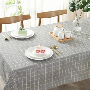 Detail van het grijs geruite katoen-linnen tafelkleed met premium textuur en val
