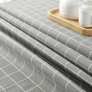 Detail van het grijze geruite katoenen linnen tafelkleed met dikke stofstructuur en val
