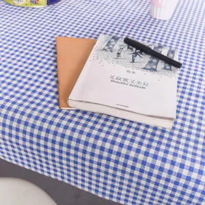 Detail van het klassieke blauw-witte ruitjespatroon op een getextureerd linnen tafelkleed