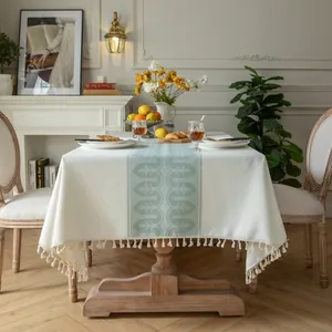 Elegant crème boho tafelkleed met groene patronen en decoratieve kwastjes eraan