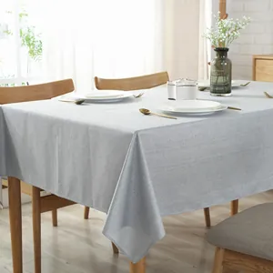 Dettaglio tovaglia grigio chiaro in lino con bordi rifiniti e caduta del tessuto fluida