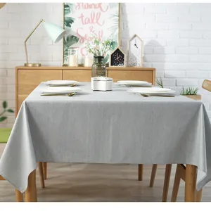 Dettaglio della tovaglia di lino grigio chiaro impermeabile con trama spessa in stile nordico